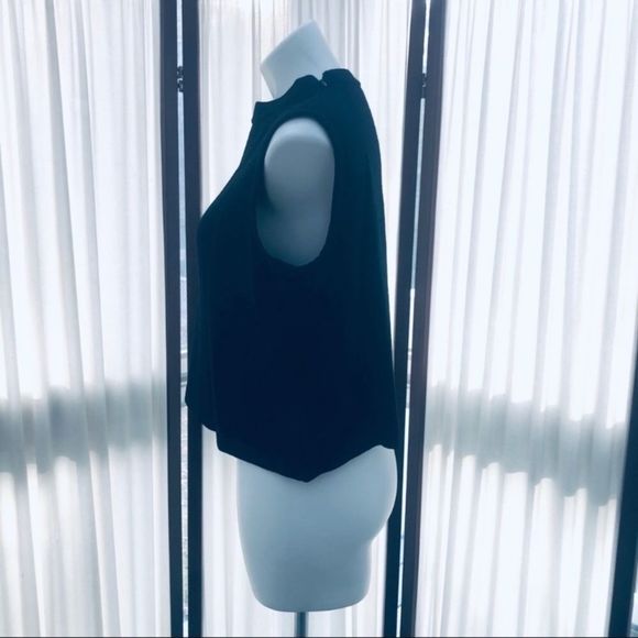 St. John Basics Shoulder Zip Sleeveless Top - Picture 3 of 15